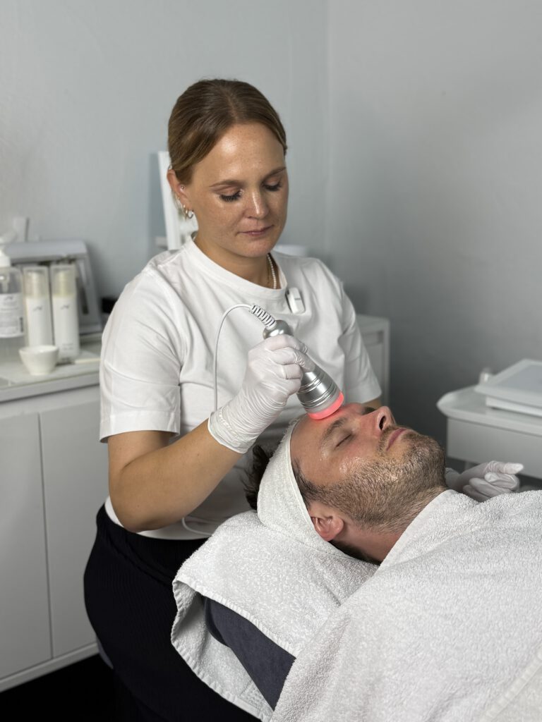 Kosmetikerin bei professioneller Gesichtsbehandlung in Daun